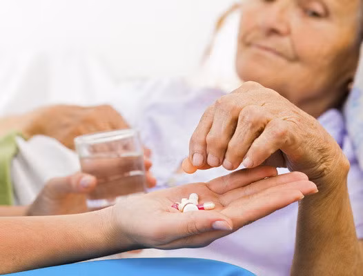 Cần quản lý tốt thuốc dùng cho người cao tuổi để phòng ngừa rủi ro.