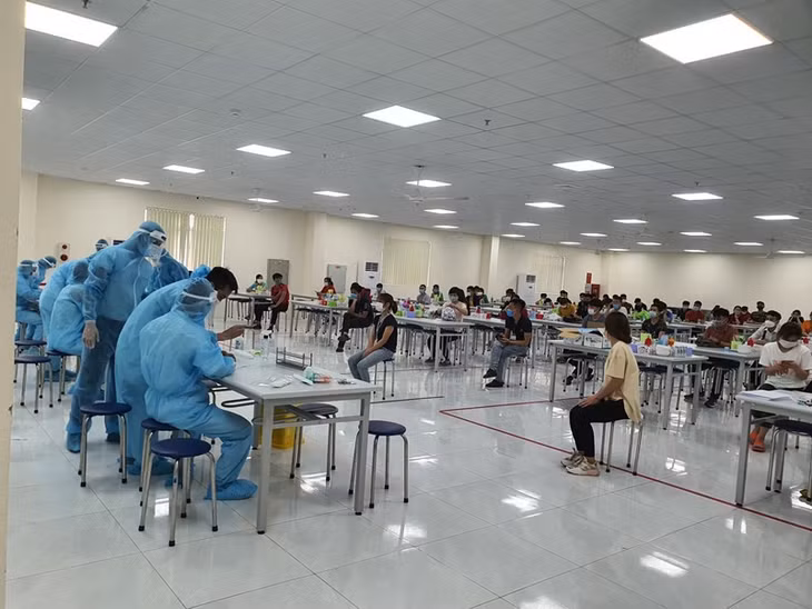 Lực lượng y tế lấy mẫu xét nghiệm COVID-19 cho công nhân tại KCN Vân Trung (Bắc Giang)