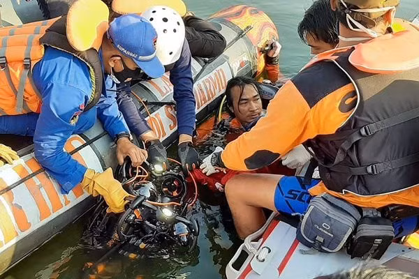 Lực lượng cứu hộ Indonesia tìm kiếm các nạn nhân bị lật thuyền khi đang mải tạo dáng selfie. (Ảnh: SCMP)