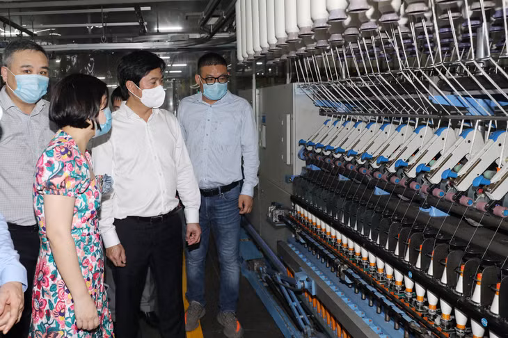 Chủ tịch UBND tỉnh thăm dây chuyền sản xuất của Công ty TNHH Khoa học kỹ thuật Texhong Ngân Long.