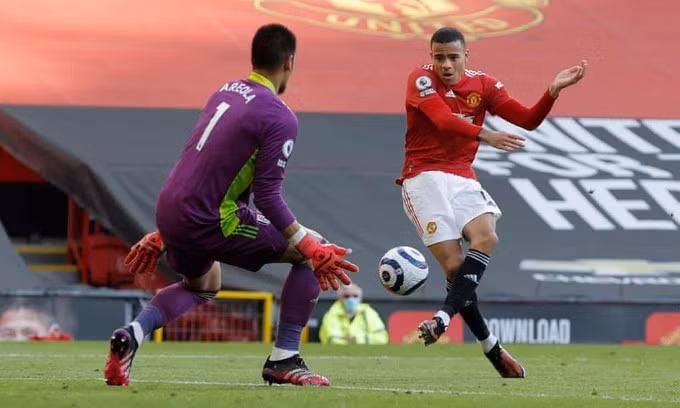 Greenwood bỏ lỡ đối mặt từ pha dàn xếp đẹp mắt của Man Utd. Ảnh: Reuters