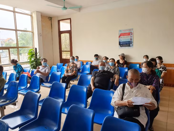Trung tâm Y tế TP Uông Bí bố trí khu ghế chờ sảnh hành lang nhằm đảm bảo giãn cách.
