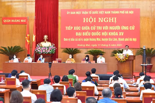 Hội nghị tiếp xúc cử tri theo hình thức trực tiếp kết hợp trực tuyến với người ứng cử đại biểu Quốc hội thuộc tổ bầu cử số 4 (quận Hoàng Mai, huyện Gia Lâm). Ảnh: VGP/Gia Huy