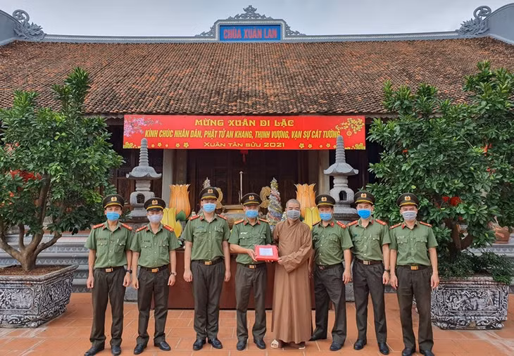 Công an thành phố Móng Cái đã đến thăm, chúc mừng Đại lễ Phật đản 2021.