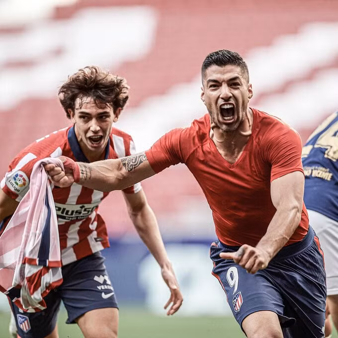 Suarez phấn khích tột độ sau khi ghi bàn ấn định thắng lợi cho Altetico Madrid. Ảnh: EFE