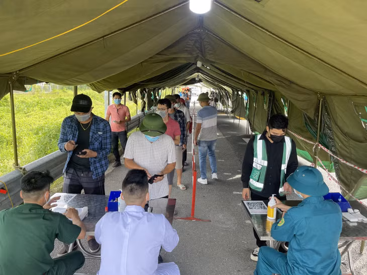 Khu vực khai báo y tế Chốt kiểm soát, phòng chống dịch Covid-19 cầu Bạch Đằng (TX Quảng Yên), người dân xếp hàng chờ đến lượt.
