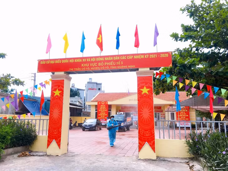 Tại huyện Cô Tô, công tác trang trí khánh tiết đã được hoàn tất cùng với các biện pháp phun khử khuẩn phòng dịch bệnh đảm bảo an toàn cho cử tri tới bỏ phiếu.