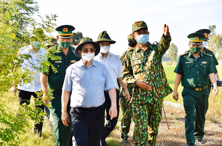 Thủ tướng Phạm Minh Chính kiểm tra công tác phòng, chống dịch COVID-19 trên tuyến biên giới Tây Nam, khu vực Đồn Biên phòng Vĩnh Ngươn, thành phố Châu Đốc, tỉnh An Giang, ngày 9/5/2021. - Ảnh: VGP/Nhật Bắc