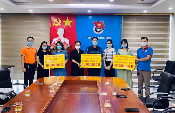 Các đơn vị ủng hộ tiền và hàng hóa cho chuyến xe. 
