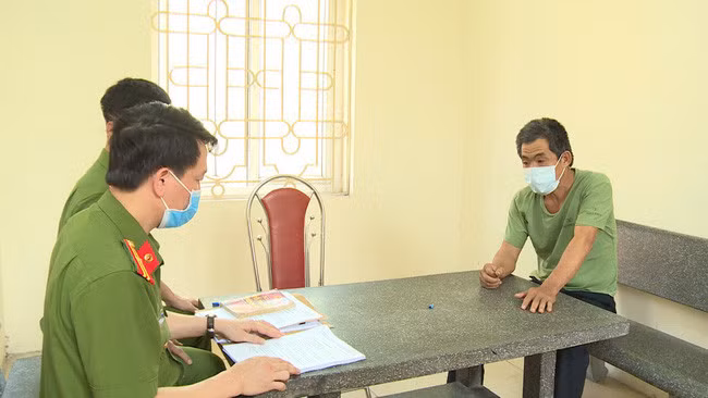 Đối tượng Trần Ngọc Sơn tại cơ quan công an.