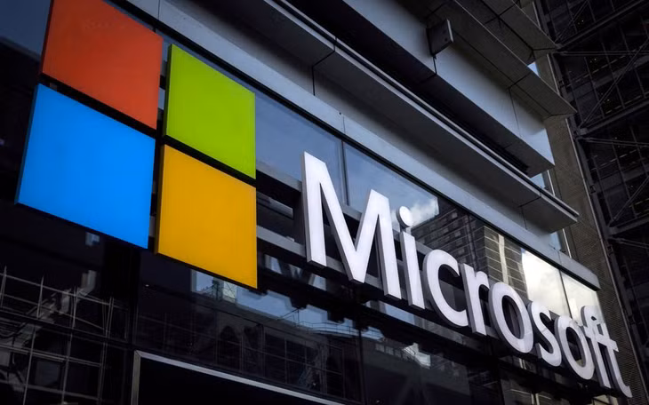 Logo của Microsoft trên một tòa nhà văn phòng ở TP New York, Mỹ. Ảnh: Reuters.