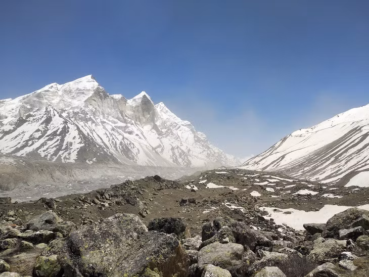 Gangotri, Ấn Độ: Địa điểm nằm ở khu vực giáp biên giới Trung Quốc. Đây là một trong những dòng sông băng lớn nhất của dãy Himalaya. Gangotri cũng được xem là một trong những con sông thiêng liêng ở Ấn Độ.