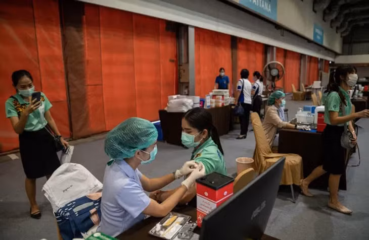 Một địa điểm tiêm vaccine COVID-19 tại Thái Lan. Ảnh: Bloomberg