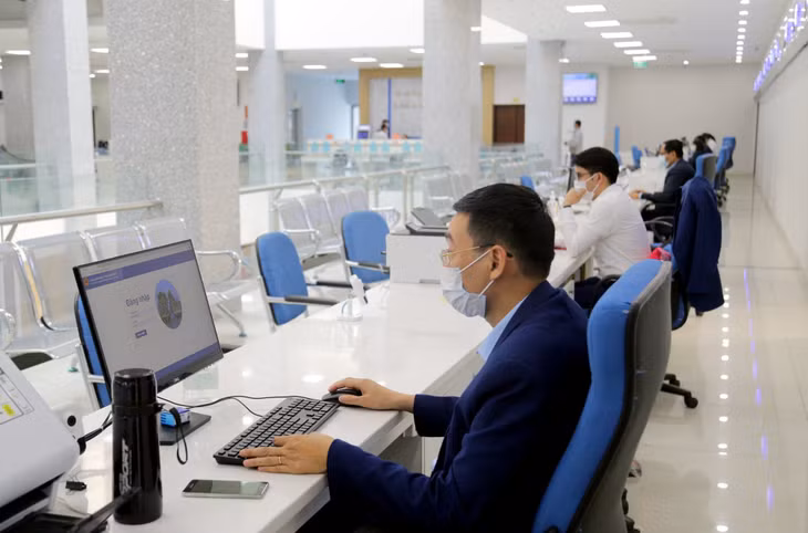 Cán bộ Trung tâm Phục vụ hành chính công tỉnh giải quyết thủ tục hành chính cho người dân, doanh nghiệp.