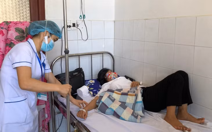 Bệnh nhân bị ngộ độc nghi do ăn bánh mì đang điều trị tại Trung tâm Y tế huyện Bình Sơn (Quảng Ngãi).