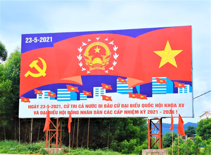 Dọc các tuyến đường, phố ở các địa phương trong tỉnh, từ thành thị đến nông thôn đều rợp bóng cờ hoa, trang hoàng rực rỡ, sẵn sàng cho ngày hội lớn.