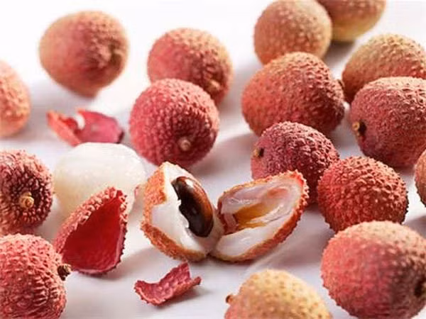 Trẻ bị hóc dị vật do ăn hoa quả, cha mẹ cần làm ngay những điều này ảnh 1