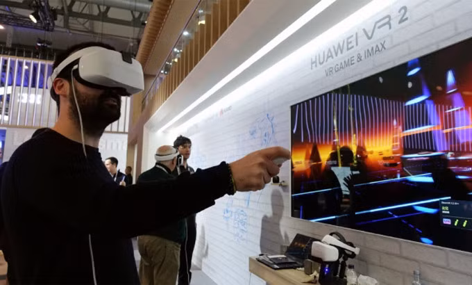 Người dùng trải nghiệm kính VR của Huawei. Ảnh: China Daily.