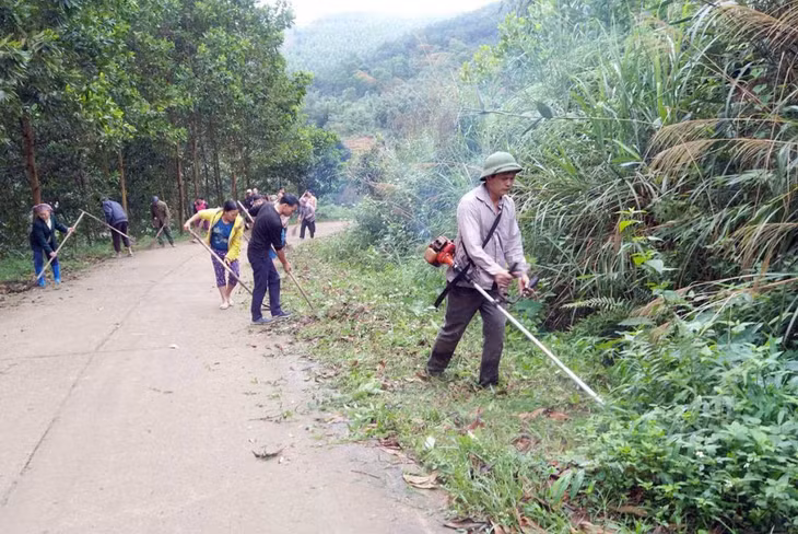 Nông dân xã Đại Dực (huyện Tiên Yên) tham gia dọn vệ sinh, tạo cảnh quan môi trường nông thôn xanh, sạch, đẹp.