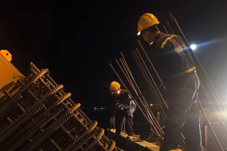Thi công hệ thống neo cáp treo, sẵn sàng lắp dựng xong vòm thép của cầu chính trong tháng 7.