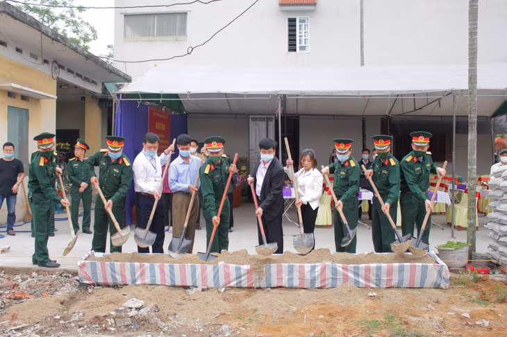 Ban CHQS TX Đông Triều thường xuyên quan tâm hỗ trợ xây nhà cho các cán bộ, chiến sĩ có hoàn cảnh khó khăn.
