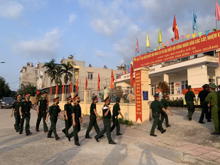 Cán bộ chiến sĩ lực lượng vũ trang huyện Vân Đồn đến khu vực bỏ phiếu chuẩn bị thực hiện khai mạc bầu cử sớm.