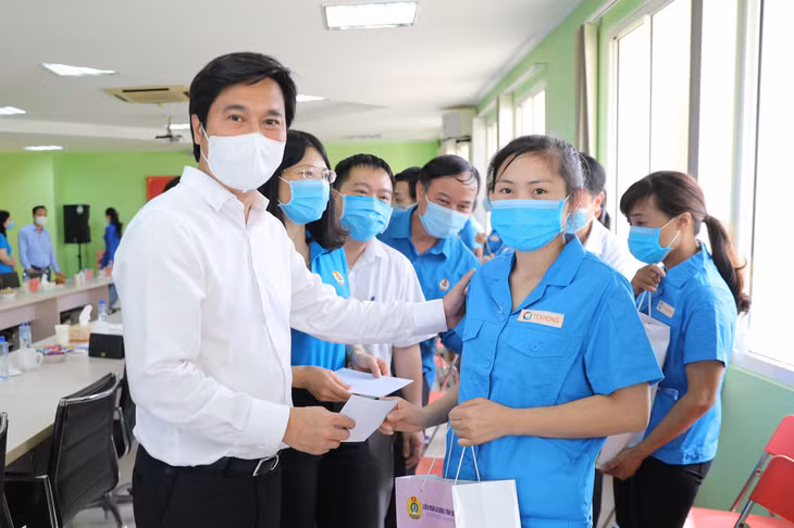 Chủ tịch UBND tỉnh tặng quà, chúc mừng công nhân Công ty TNHH Khoa học kỹ thuật Texhong Ngân Long.