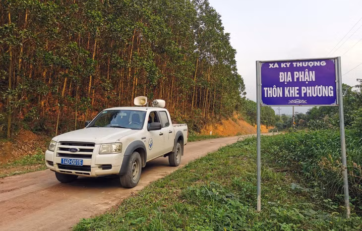 Trung tâm TT-VH TP Hạ Long tuyên truyền bầu cử bằng xe lưu động tại xã vùng cao Kỳ Thượng. Ảnh: Trúc Linh