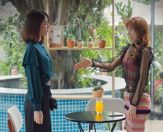 Nhân vật Báu được ví như "thảm họa thời trang" với váy sọc ngang màu trắng, hồng, phối áo voan chấm bi.