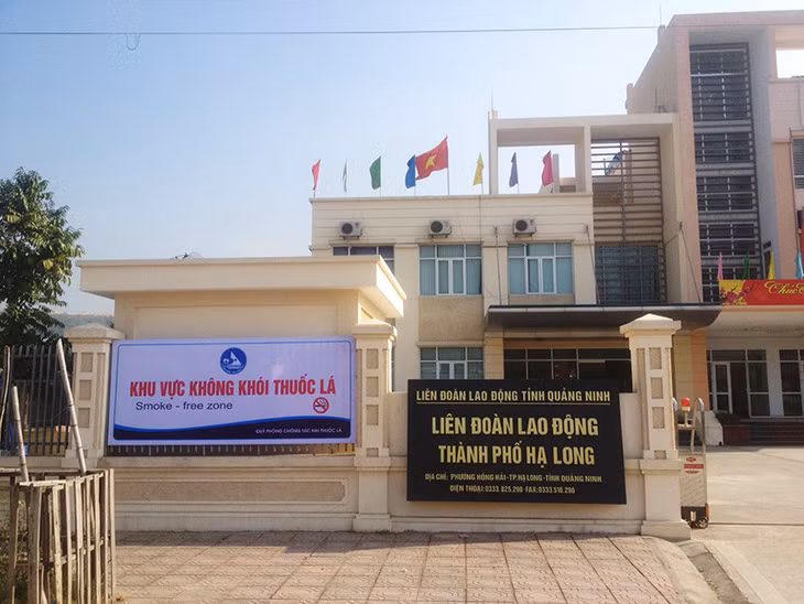 Liên đoàn Lao động TP Hạ Long gắn pano tuyên truyền không hút thuốc lá ngay trước cổng cơ quan.
