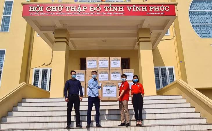 Đại diện BIM Land (thành viên Tập đoàn BIM Group) trao 1 triệu chiếc khẩu trang cho Hội Chữ thập đỏ tỉnh Vĩnh Phúc.