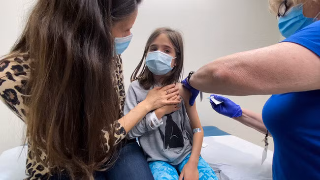 Em Marisol Gerardo, 9 tuổi, được tiêm ngừa COVID-19 bằng vaccine của Pfizer ở bang North Carolina, Mỹ. Ảnh: Reuters