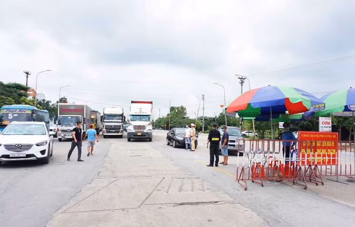 Người và phương tiện qua chốt kiểm soát khu vực cầu Đá Bạc (TP Uông Bí) được quản lý chặt chẽ. Ảnh: Nguyễn Thanh