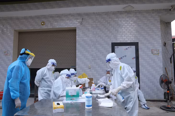 Lấy mẫu xét nghiệm tại Bắc Giang. Ảnh: Sở Y tế Bắc Giang