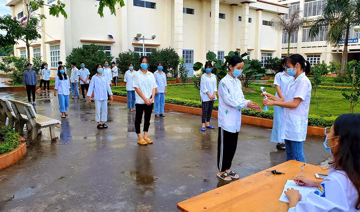 Học sinh Trường PTDTNT THCS-THPT Tiên Yên (huyện Tiên Yên) sát khuẩn tay trước khi ôn luyện trên lớp.