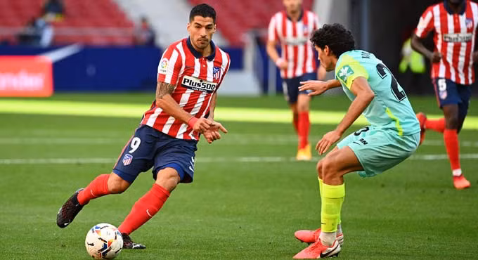 Ngay trận chào sân Atletico, Suarez đã đóng góp 2 bàn thắng và 1 pha kiến tạo