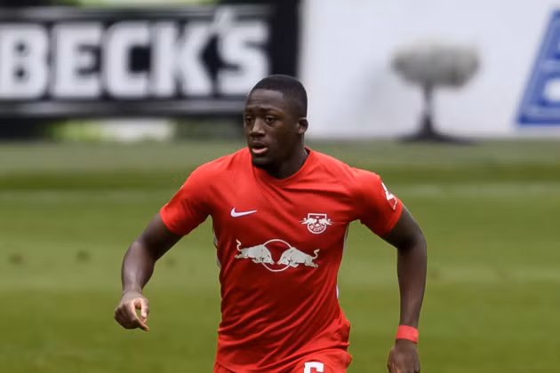 Konate đang là mục tiêu hàng đầu của Liverpool.