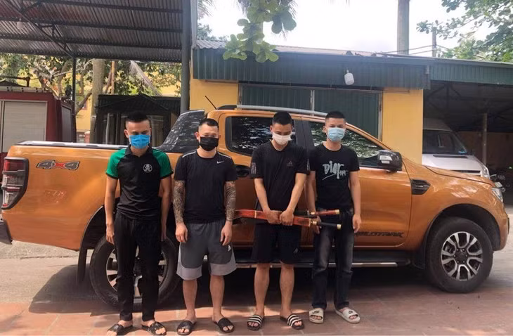 Các đối tượng bị phát hiện sử dụng hung khí chuẩn bị đánh nhau, ngày 10/5.