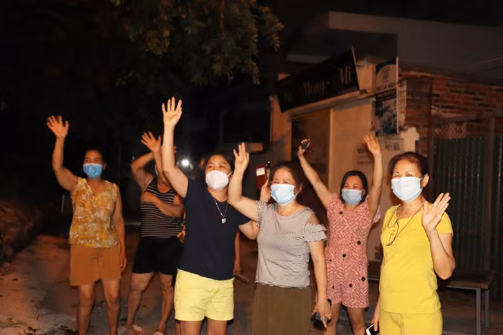 Người dân hết sức vui mừng, phấn khởi khi được gỡ bỏ phong tỏa sau 21 ngày.