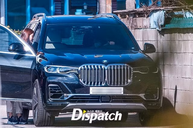 Cặp đôi lên xe tới nhà riêng của bà ngoại của Lee Seung Gi ở Gangwon, Hàn Quốc để thăm bà.
