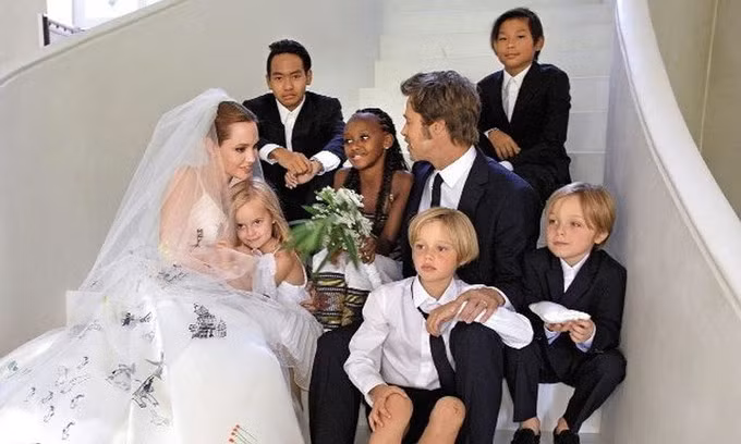 Angelina Jolie và Brad Pitt cùng các con trong đám cưới năm 2014. Ảnh: People.