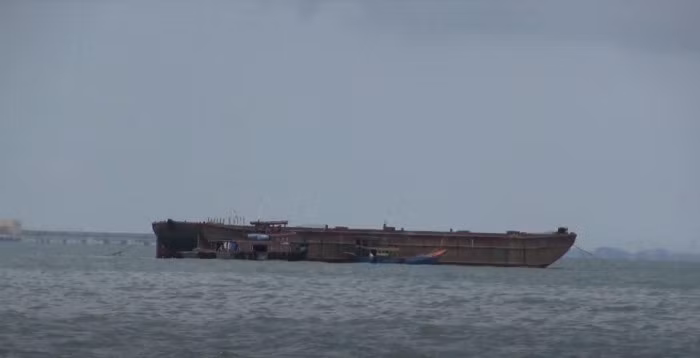 Tàu lai dắt bị sà lan đâm chìm trên vịnh Gành Rái, 3 người rơi xuống biển 2