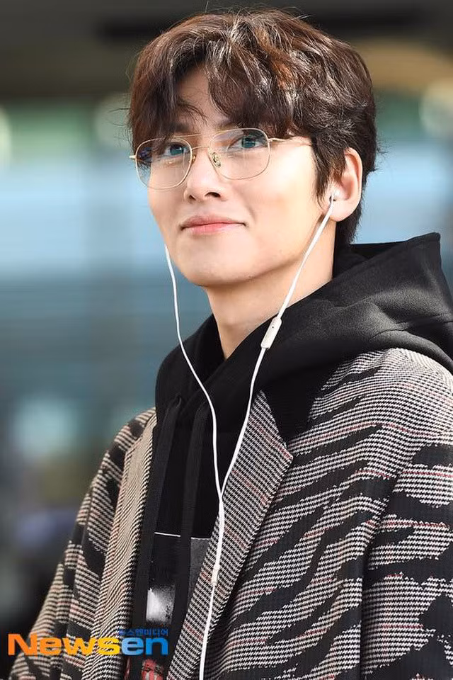 Ji Chang Wook là cái tên đứng thứ 8 trong top 9 nghệ sĩ được trả cát-sê cao nhất Hàn Quốc với thu nhập khoảng 67 nghìn đô la Singapore (gần 1,1 tỷ đồng) cho một tập phim truyền hình.