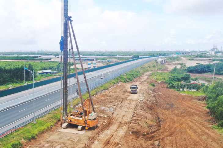 Thi công cọc xi măng đất 2 bên tuyến cao tốc.