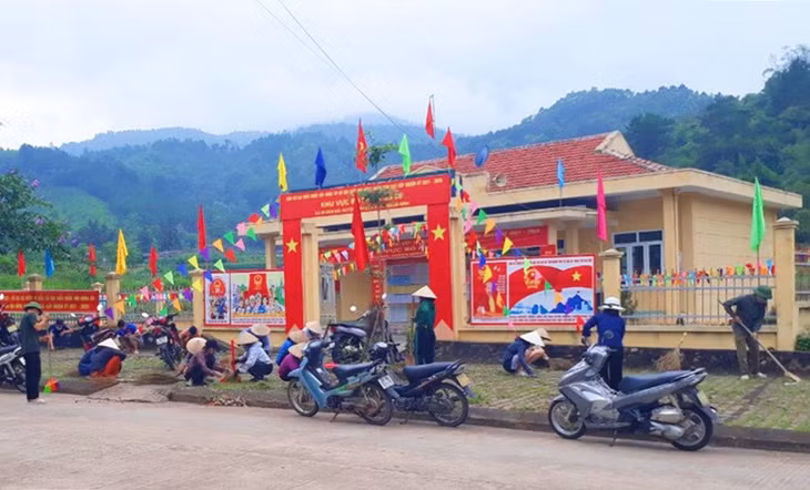 Người dân thôn Cửa Khẩu (xã Hoành Mô, huyện Bình Liêu) tham gia dọn vệ sinh môi trường tại khu vực bỏ phiếu.