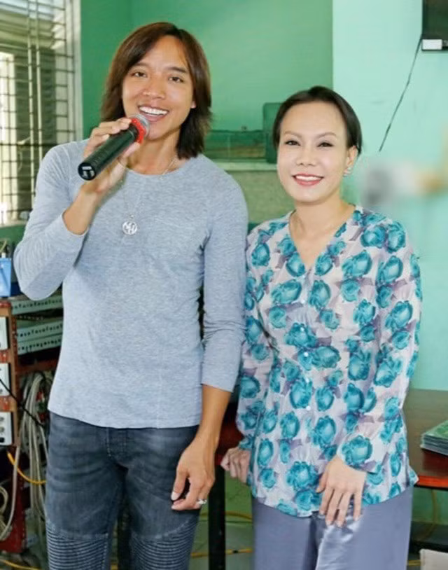 Ông xã luôn đồng hành cùng Việt Hương trong cuộc sống, ủng hộ mọi quyết định của vợ từ công việc nghệ thuật đến các công tác xã hội, từ thiện.