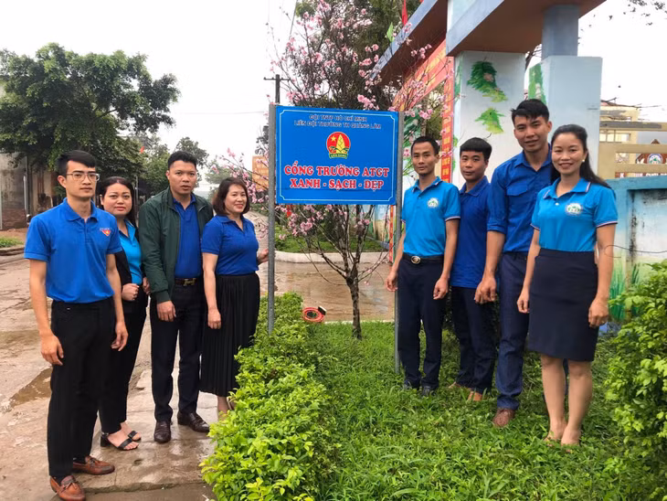 Trường Tiểu học Quảng Lâm và Đoàn thanh niên xã Quảng Lâm ra mắt mô hình cổng trường xanh - sạch - đẹp - ATGT (Ảnh chụp tháng 3/2021)