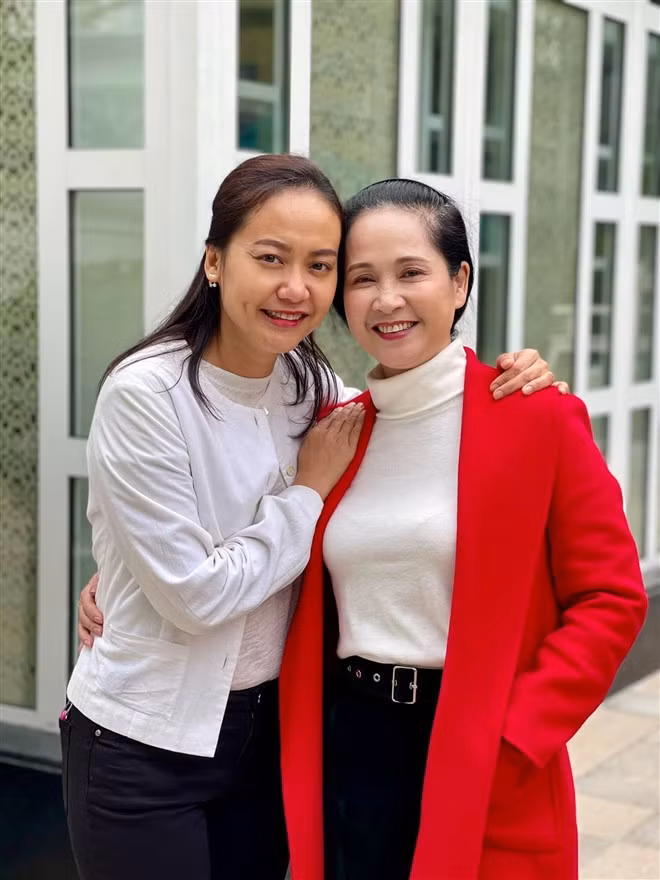 NSND Lan Hương thân thiết bên diễn viên Hồng Ánh.