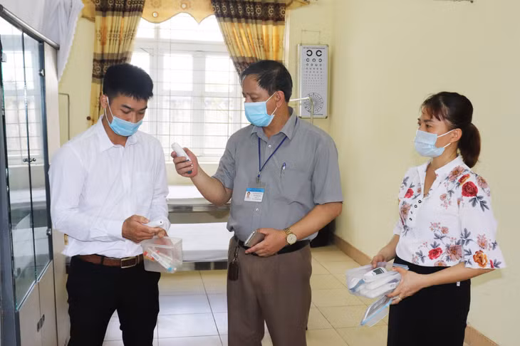 Việc kiểm tra các vật tư y tế được thực hiện kỹ lưỡng và cẩn thận.