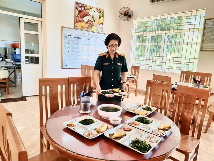 Bữa ăn giàu dinh dưỡng của cán bộ, chiến sĩ Ban CHQS TP Hạ Long.